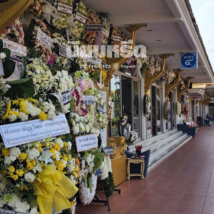 พวงหรีดวัดพระศรีมหาธาตุ
