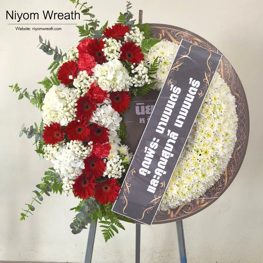 พวงหรีดบอร์ดพิมพ์ลายประดับดอกไม้สดโทนสีแดงขาว ร้านนิยมหรีด ส่งฟรีกรุงเทพและปริมณฑล