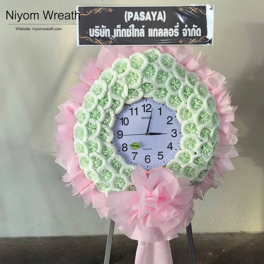 พวงหรีดนาฬิกาประดับดอกไม้จันทน์สีชมพูเขียว ร้านนิยมหรีด จัดส่งกรุงเทพและปริมณฑล